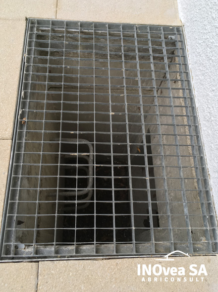Une grille scellée obstrue la voie d'évacuation de l'abri